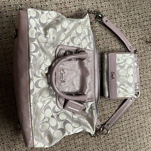 Coach shoulder purse & matching wallet…in great shape!!! Free Shipping!!!